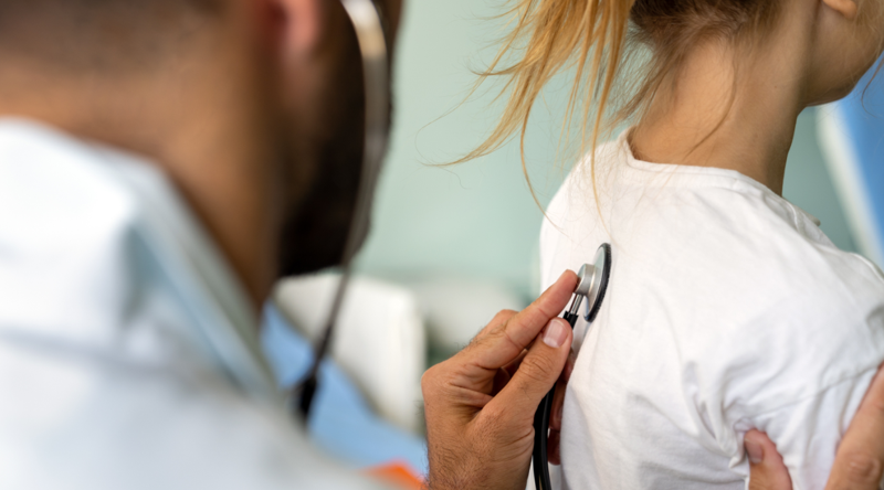 პირველად მსოფლიოში, 15 წლის მოზარდს კოვიდ 19-ის საფუძველზე ხმის იოგების დამბლა დაუდგინდა - რას ამბობენ სპეციალისტები?