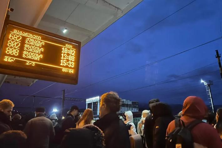 "მახინჯაურში ხე წაიქცა და დააზიანა საკონტაქტო ქსელი" -  ბათუმი-თბილისის მიმართულებით სარკინიგზო რეისები შეყოვნებულია