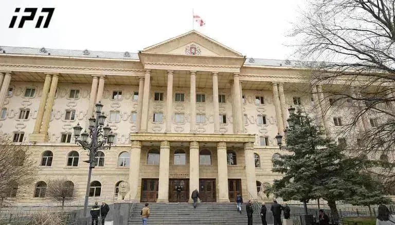 "ნაციონალური მოძრაობის“ წევრ ირაკლი ეძგვერაძეზე ჯგუფურად ჩადენილი ძალადობის ფაქტზე ბრალდებული 6 პირი თბილისის საქალაქო სასამართლომ პატიმრობაში დატოვა