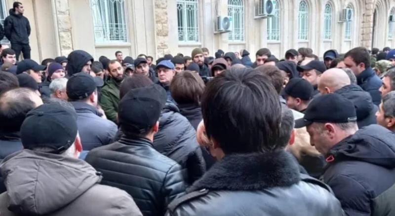 აფხაზეთის "პარლამენტთან" რუსეთისთვის ბიჭვინთის აგარაკის გადაცემის მოწინააღმდეგეები იკრიბებიან - ადგილზე გაძლიერებულია უსაფრთხოების ზომები