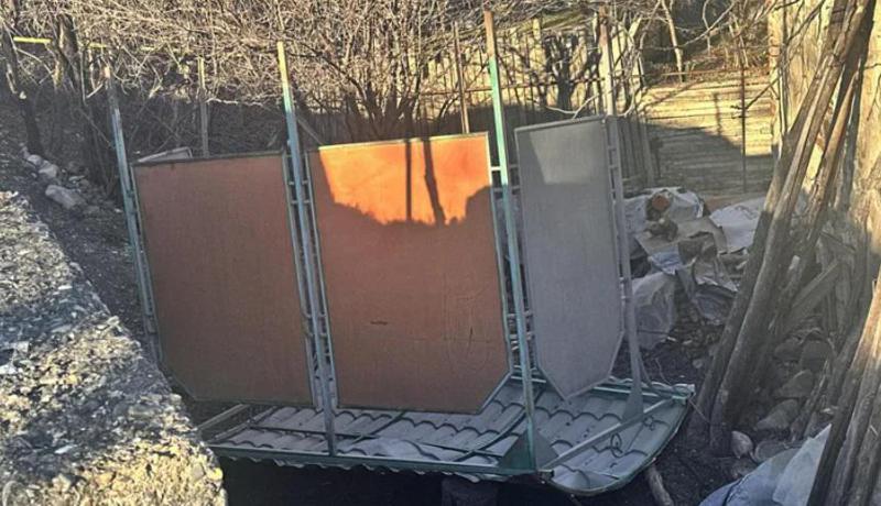 ახმეტაში სტიქიას მსხვერპლი მოჰყვა - ქარმა რკინის კონსტრუქცია მოგლიჯა, რომელიც მამაკაცს დაეცა