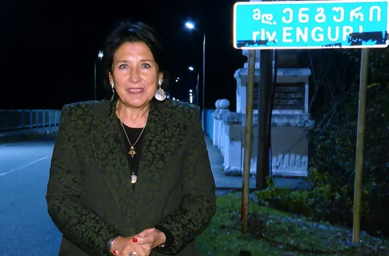 "ახალ წელს გილოცავთ ადგილიდან, რომელიც დღეს არის ყველაზე ჩამქრალი, აქ უნდა ენთოს ყველაზე ლამაზი ნაძვის ხე, რამეთუ ენგურის ხიდი აერთიანებს აფხაზეთსა და საქართველოს" - პრეზიდენტი