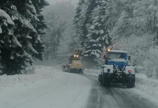 თოვლი და ლიპყინული რეგიონებში - სად შეიქმნა პრობლემები და შეიზღუდა რიგი ავტოტრანსპორტის მოძრაობა?