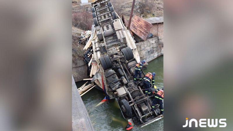 ახალქალაქი-ახალციხის გზაზე ტრაილერი მდინარეში ჩავარდა - არის მსხვერპლი
