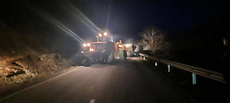 ქუთაისი - ალპანა - მამისონის გზის 47-ე კმ-ზე ჩამოსულმა კლდოვანმა მასამ გზის სავალი ნაწილი ჩაკეტა - აკრძალულია ყველა სახის ავტოტრანსპორტის მოძრაობა