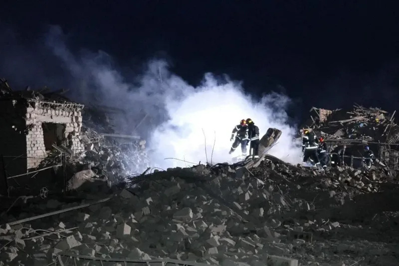 "11 გარდაცვლილი, მათ შორის 5 ბავშვი" - ოკუპანტებმა დონეცკის ოლქს C-300 რაკეტებით დაარტყეს: ზელენსკის გამოხმაურება და ფოტოები ადგილიდან