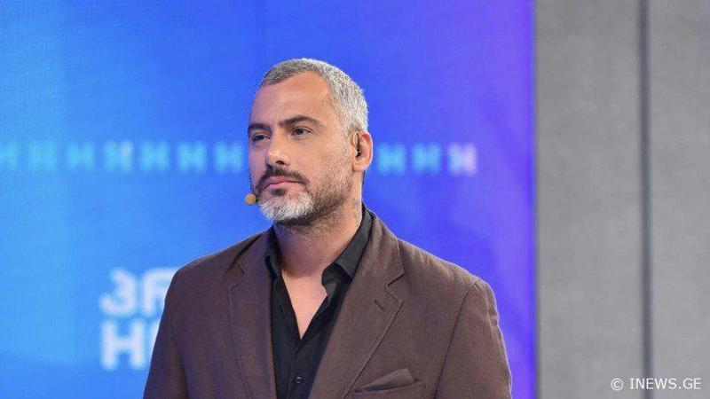 "დაახლოებით 30 ადამიანი დაგვესხა თავს... ერთ-ერთმა ორჯერ სცადა, რომ დანა ჩაერტყა, გავიქეცით და ქუჩის სკამებს გვესროდნენ" - რას წერს გიორგი ნაზღაიძე და რას ამბობენ შსს-ში?