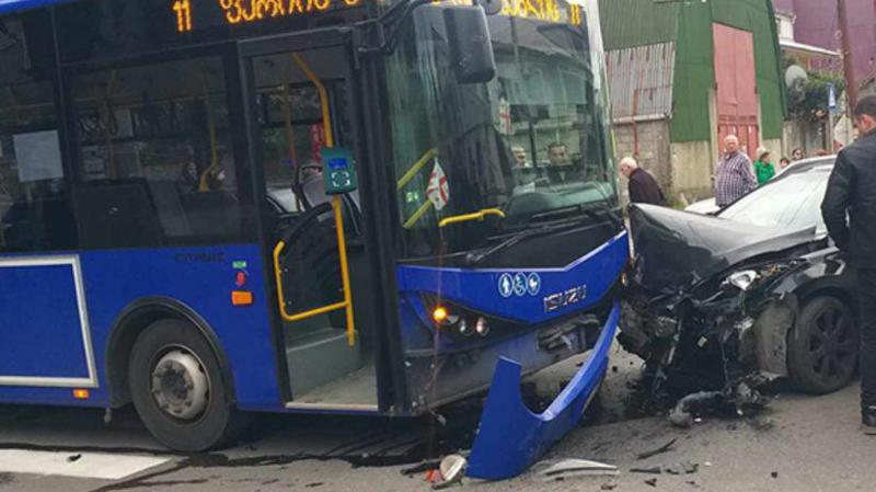ავარია ბათუმში - მუნიციპალურ ავტობუსს მსუბუქი ავტომანქანა დაეჯახა