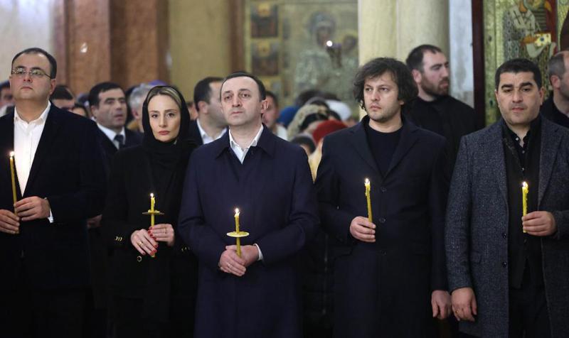 ირაკლი ღარიბაშვილი მეუღლესთან და ხელისუფლების წარმომადგენლებთან ერთად საშობაო ლიტურგიას დაესწრო - ფოტოები სამების ტაძრიდან