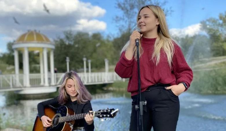 ორი უკრაინელი მომღერალი გოგონა რუსულმა რაკეტამ იმსხვერპლა - "მათი შესრულება მობილური ტელეფონითაა გადაღებული, თუმცა ამ ვიდეოს ყურება შეუძლებელია"