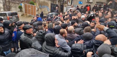 "მოვუწოდებთ აქციის ორგანიზატორებსა და მონაწილეებს, არ გასცდნენ კანონით დადგენილ ნორმებს" - შსს ნატა ფერაძის სახლთან მიმდინარე აქციაზე