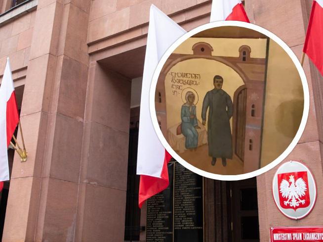 პოლონეთის საელჩო  საბჭოთა რეჟიმის მსხვერპლების შესახებ ინფორმაციას ავრცელებს და თან იმ ფოტოს ურთავს, სადაც სამების ტაძარში, მატრონა მოსკოველის ხატზე, სტალინიცაა გამოსახული