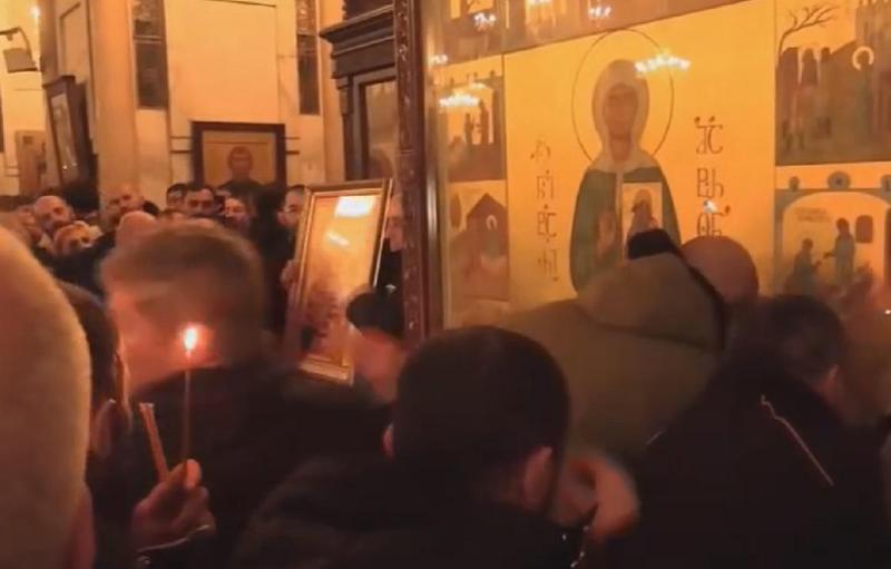 "ალტ ინფოს" წევრების რიგი "მატრონას" ხატთან - აქციიდან მათ სამებაში გადაინაცვლეს