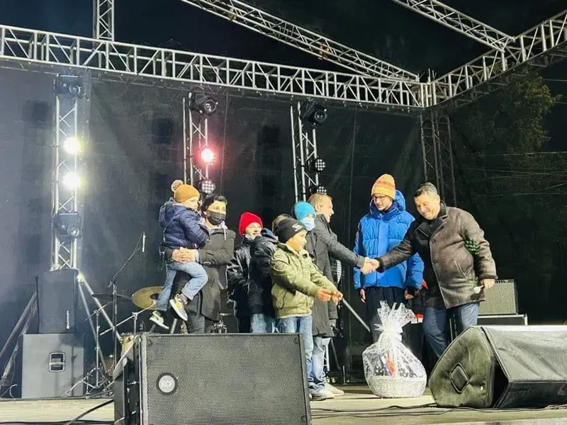 კახა კალაძემ ნიკურაძეების ოჯახს საჩუქრად სახლი გადასცა