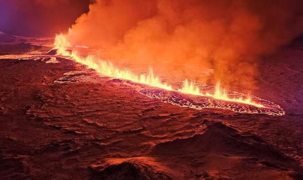 ისლანდიაში, მეთევზეთა სოფელთან, ვულკანი ამოიფრქვა - მოსახლეობის ევაკუაცია ამოფრქვევამდე ცოტა ხნით ადრე განხორციელდა (ფოტოები)