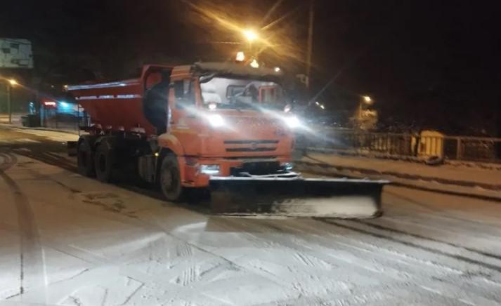 თბილისის სხვადასხვა რაიონში გზებზე ტექნიკური მარილი დაიყარა - როგორია ვითარება დედაქალაქის გზებზე