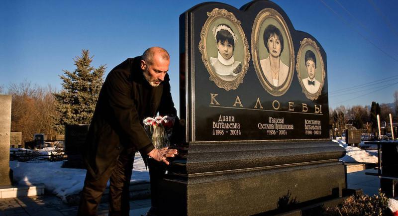 "მეჩვენებოდა, რომ ჩემი შვილები კუბოებიდან გადმოაგდეს" - ახალი ცხოვრება, მეორე ცოლი და ტყუპი შვილი - როგორ ცხოვრობს კაცი, რომელიც მეუღლის და შვილების დაღუპვამ მკვლელად აქცია