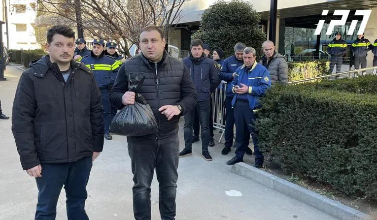 "ნაციონალური მოძრაობის“ წევრებმა თბილისის მერიასთან წერეთლის გამზირიდან წამოღებული ტალახი მიიტანეს