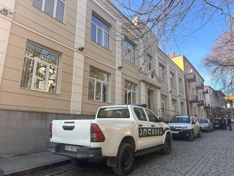 წინასწარი პატიმრობა შეეფარდა კაცს, რომელმაც გაუპატიურებაში ბრალდებული სიძე დაჭრა - დეტალები პროცესიდან