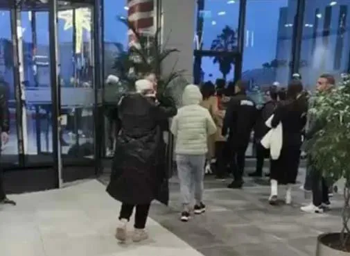 "გაგვაფრთხილეს, რომ სასწრაფოდ დაგვეტოვებინა შენობა. მანამდე ხმაური შემოგვესმა ერთ-ერთ მაღაზიაში" - ბათუმის სავაჭრო ცენტრებიდან ევაკუაცია მიმდინარეობს