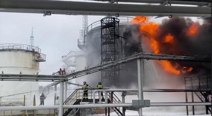 რუსეთში საზღვაო სავაჭრო პორტის ტერმინალი იწვის