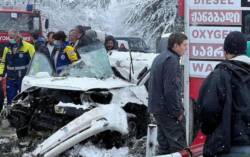 ფოტოები თელავი-გურჯაანის გზაზე მომხდარი ავარიიდან - ავტომობილი რკინის ბოძს დაეჯახა: არიან დაშავებულები