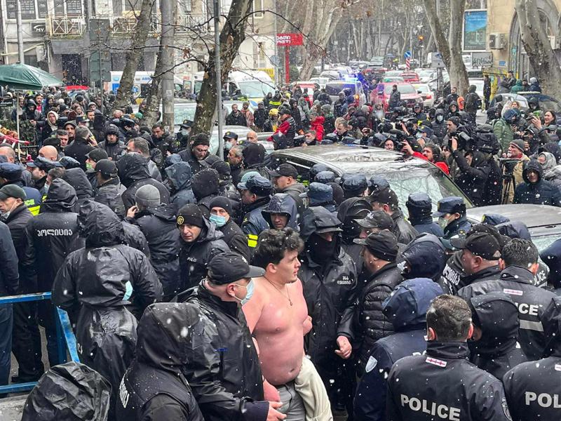 კეკელიძის ქუჩაზე, აღსრულების ეროვნული ბიუროს თანამშრომლებმა, საცხოვრებელი სახლიდან ოჯახი ხმაურისა და პროტესტის ფონზე გამოასახლეს