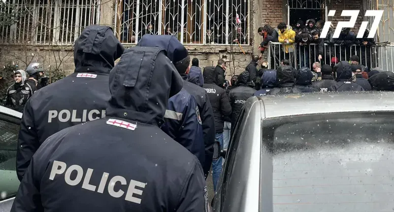 კეკელიძის ქუჩაზე, სადაც გამოსახლების პროცესი მიმდინარეობდა, შსს-მ 20 პირი დააკავა