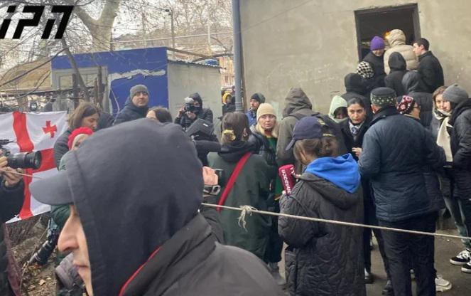 სიტუაცია დაიძაბა ცოტნე დადიანის ქუჩაზე, სადაც აღსრულების ეროვნული ბიურო კაკიაშვილების ოჯახის გამოსახლებას გეგმავდა - ადგილზე შეკრებილები ქუჩის გადაკეტვას ცდილობდნენ