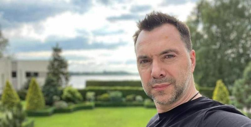 რატომ დატოვა არესტოვიჩმა უკრაინა და რამდენს გამოიმუშავებს YouTube-დან - ექსმაღალჩინოსნის "მომთაბარე ცხოვრება" და გაზრდილი შემოსავლები: "მე არ ვარ ღარიბი ადამიანი"