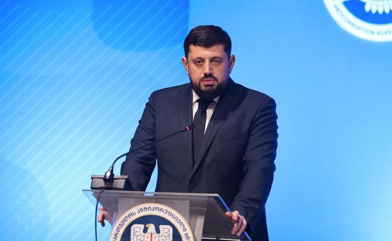 რა ქონებას ფლობს მოხელე, რომელიც თანამდებობის პირთა ქონებრივი დეკლარაციების მონიტორინგზეა პასუხისმგებელი?