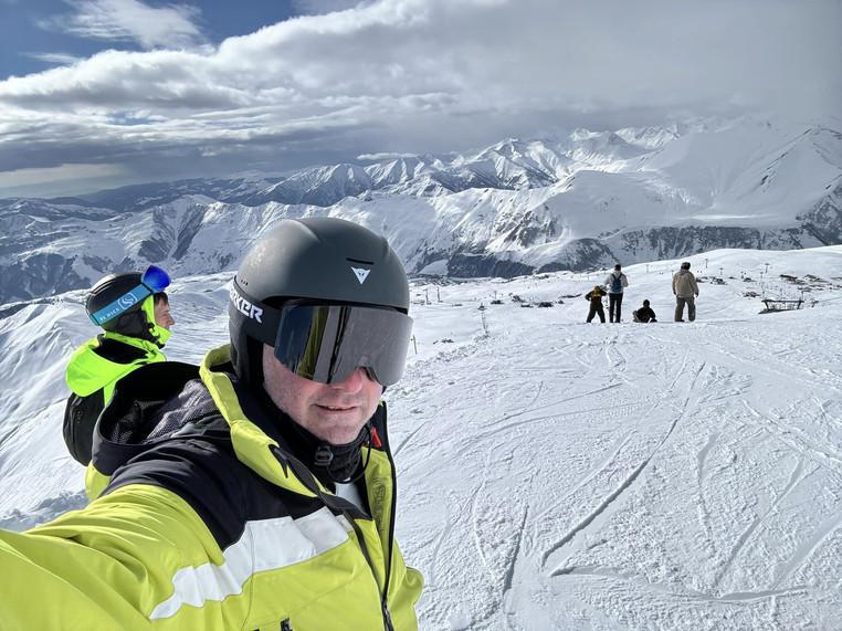 "ობიექტურად - "რა ხდება გუდაურში?" შუა სეზონზე საათები საბაგიროს სკამზე დაკიდებული რომ იქნები, რა განვითარებაზეა საუბარი" - რას წერს "თბილისი ცენტრალის" დირექტორი?