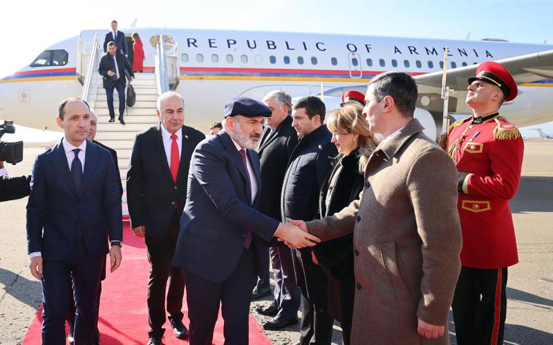 საქართველოს ნიკოლ ფაშინიანი ეწვია - ფოტოები აეროპორტიდან