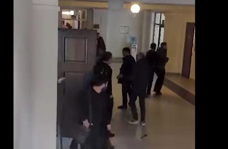 ჩხუბი პარლამენტის სასადილოში - ერთმანეთს საკრებულოს დეპუტატი და პაპუაშვილის მრჩეველი დაუპირისპირდნენ (ვიდეო)