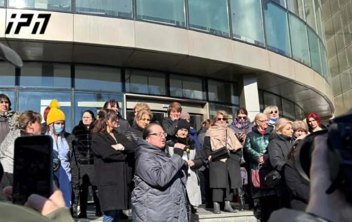 რესპუბლიკური საავადმყოფოს თანამშრომლები აქციას მართავენ - ექიმები აპირებენ სასამართლოს მიმართონ