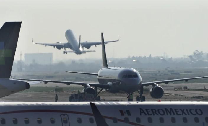 მეხიკოში მგზავრმა თვითმფრინავის საავარიო გასასვლელი გააღო და ფრთაზე გავიდა - რა მოხდა მექსიკის აეროპორტში