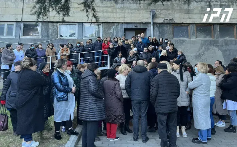 რესპუბლიკური საავადმყოფოს თანამშრომლების ნაწილი საავადმყოფოსთან აქციას მართავს