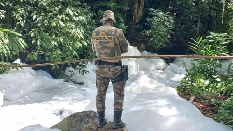 უცნაური, თეთრი ქაფით დაფარული მდინარე ბრაზილიაში - ხეობაში საგანგებო მდგომარეობა გამოცხადდა (ფოტო, ვიდეო)