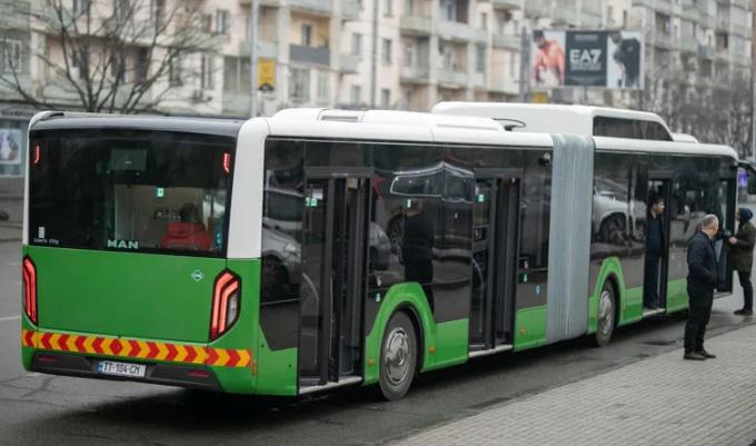 დღეიდან თბილისში 9 ერთეული 18-მეტრიანი ავტობუსი გავიდა - რომელ მარშრუტზე იმუშავებენ ისინი?