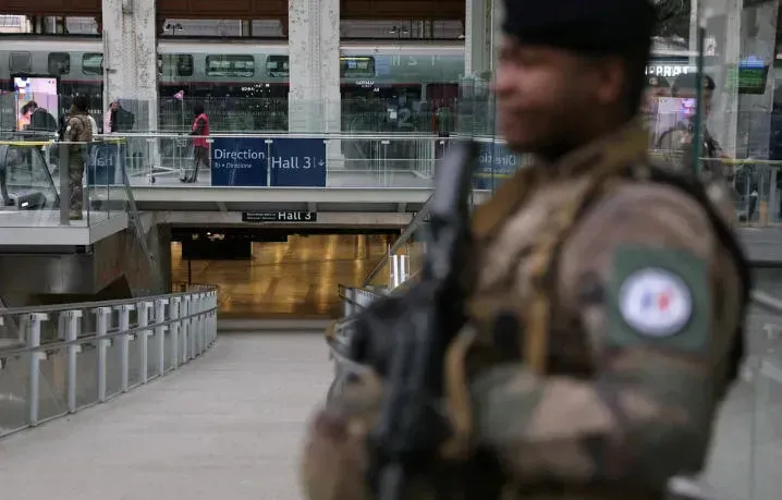 დანით შეიარაღებულმა პირმა პარიზის მთავარ რკინიგზის სადგურში 3 ადამიანი დაჭრა