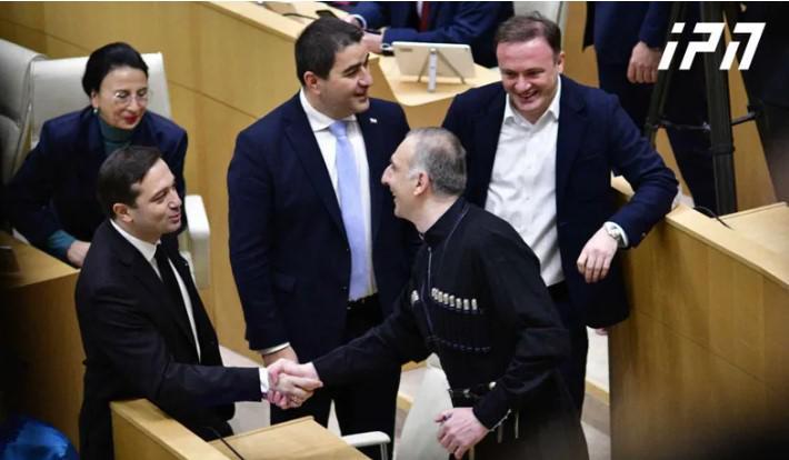 "წინაზე დამიწუნეს ტანსაცმელი, რა გაცვიაო, მითხრა პაპუაშვილმა" - ალეკო ელისაშვილი პარლამენტში ჩოხა-ახალუხით მივიდა