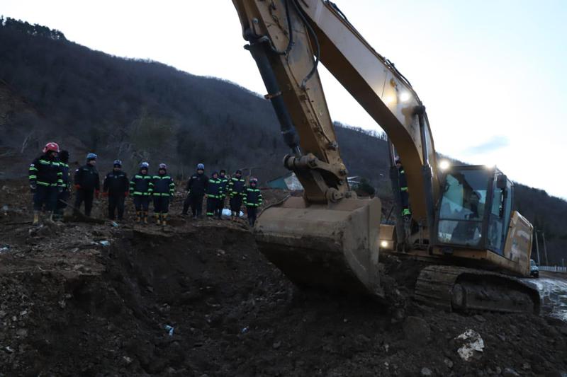 მაშველები მთელი ღამის განმავლობაში ეძებდნენ მეწყრის შედეგად დაკარგულ პირს - რა ხდება სტიქიის ზონაში (ფოტოები)