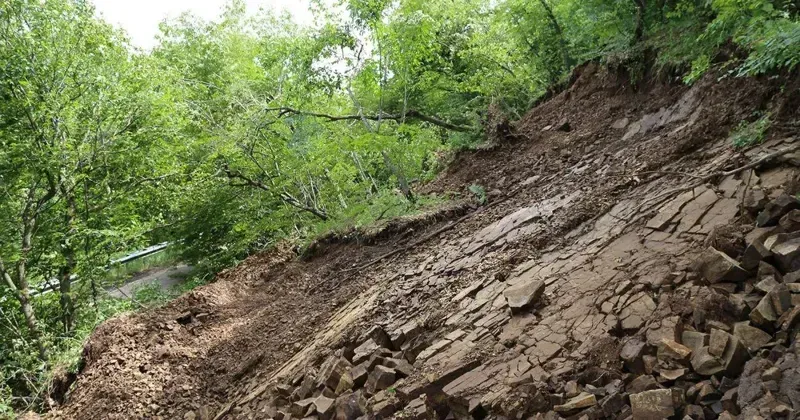 "ჩამოიშალა კლდოვანი მასა" - ქუთაისი-ალპანა-მამისონის უღელტეხილის გზის 47-ე კმ-ზე ავტოტრანსპორტის მოძრაობა აკრძალულია