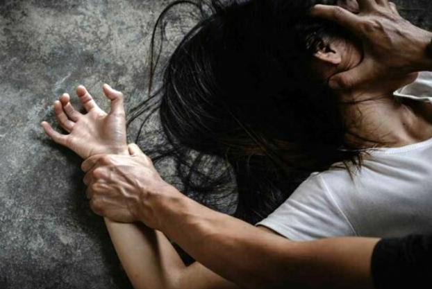 "მხოლოდ ერთი გამოსავალი მიმაჩნია სწორად: ქიმიური კასტრაცია" - იტალიაში, 13 წლის გოგონა 7 ეგვიპტელმა მიგრანტმა ჯგუფურად გააუპატიურა: რას წერს მედია შემზარავ დანაშაულზე