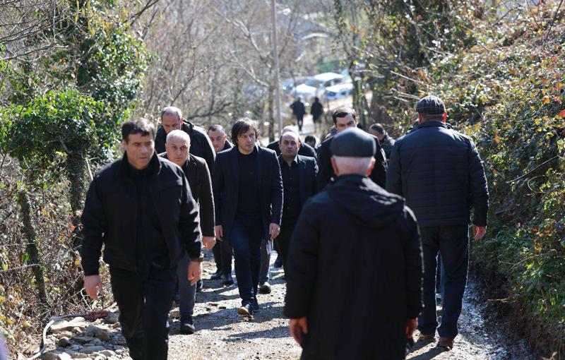 პრემიერმა  სტიქიის შედეგად გარდაცვლილი პოლიციელის ოჯახს მიუსამძიმრა - ფოტოები აჭარიდან