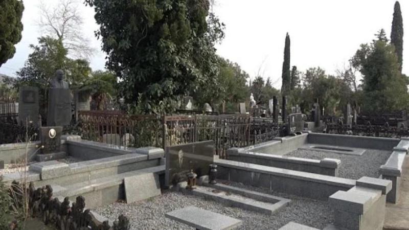 "იმ ადგილას, სადაც ფოტოები იპოვეს, 23 წლის ბიჭია დაკრძალული, რომელიც ავარიით გარდაიცვალა" - რას ჰყვებიან ქობულეთელები უჩვეულო ფაქტზე და რას ურჩევს მათ მოძღვარი?