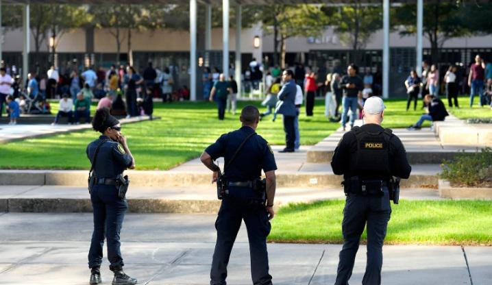 გაუგონარი დანაშაული ტეხასში - ახალგაზრდა ქალი, რომელსაც მცირეწლოვანი შვილი ახლდა თან, ეკლესიაში შეიჭრა და ცეცხლი გახსნა