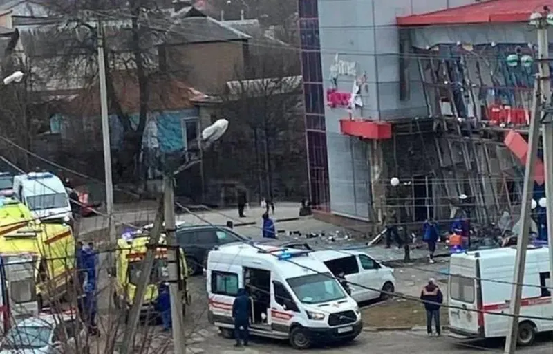 ძლიერი აფეთქება ბელგოროდის სავაჭრო ცენტრთან - რუსული წყაროები 9 დაღუპულის შესახებ წერენ (ფოტოები)