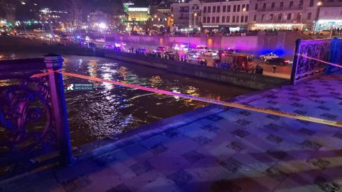 თბილისში, მდინარე მტკვარში მსუბუქი ავტომობილი გადავარდა - ადგილზე სამაშველო სამსახური და პოლიციაა მობილიზებული