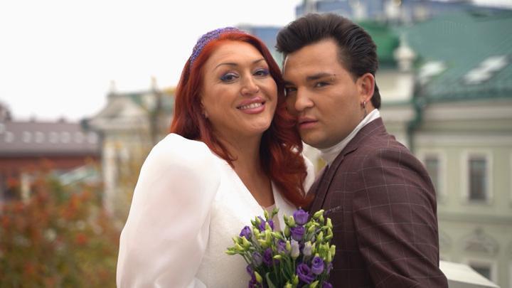 54 წლის რუსმა მომღერალმა, რომელიც ცოლად 22 წლის შვილობილს გაჰყვა, 170 მილიონად ბინა შეიძინა - სკანდალური წყვილი კვლავ მედიის ყურადღების ცენტრშია